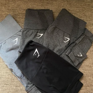 tränings byxor från gymshark - säljer tre par tajst och ett par shorts.  Allt är i nyskicka aldrig använt. Storlek Xs.  150kr/st