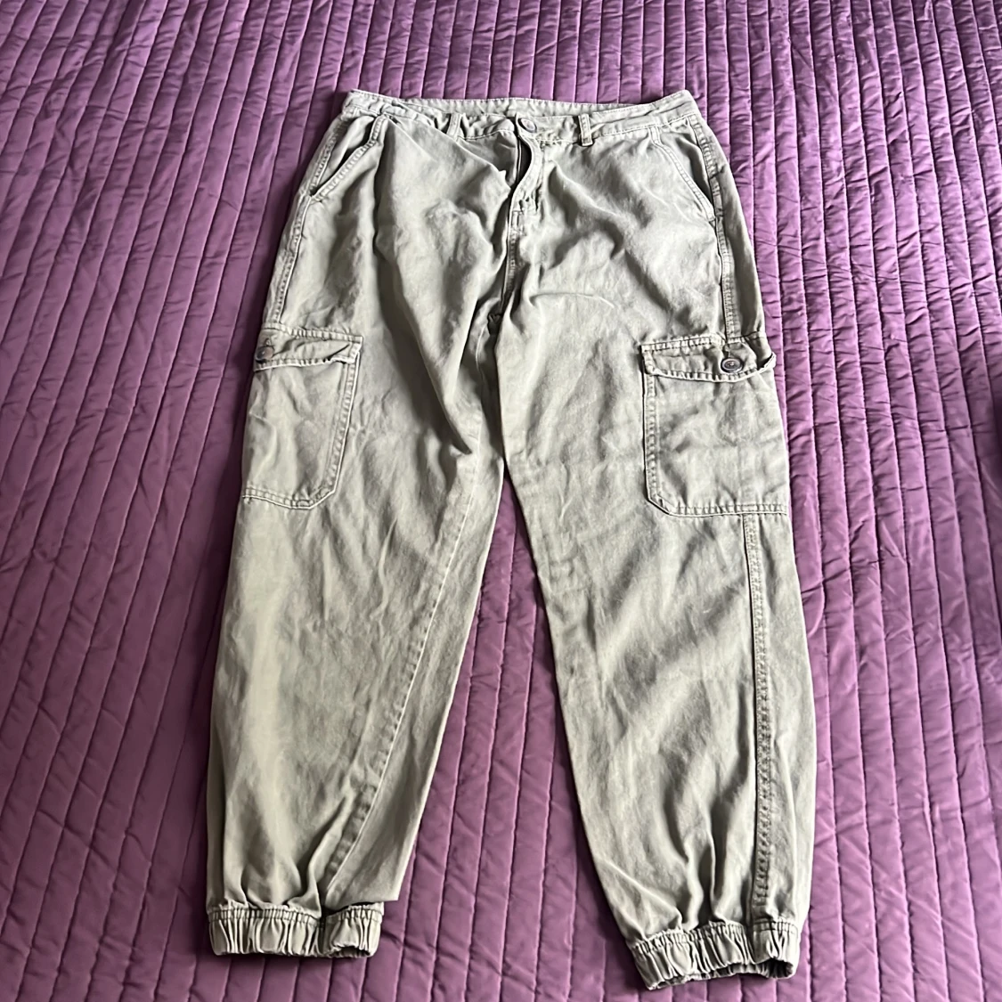 Olivgröna cargobyxor från 157