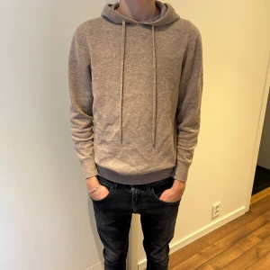 Kashmir Hoodie  - Säljer en snygg Kashmir Hoodie | Skick 9/10 | Pris 799kr | Storlek S | Modellen på bilden är 180cm, 63kg | Hör av dig vid minsta fundering 🙌