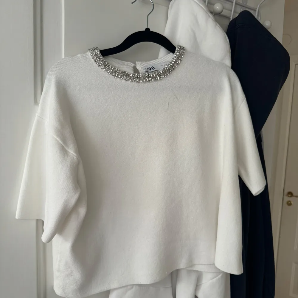 Super fin o elegant topp med diamanter vid halsen från zara. Skulle säga att den passar xs till S. Blusar.