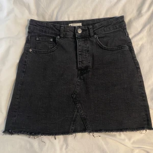 Jeanskjol - Kjol från Gina Tricot. Använd fåtal gånger så väldigt fint skick. 