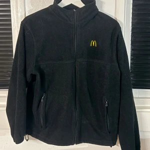 McDonalds kofta - Säljer nu min McDonalds kofta då jag inte jobbar där längre, den är knappt använd och har inga defekter. 