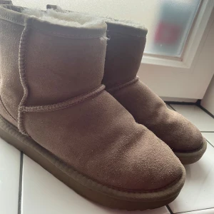 Fina ugg liknande skor - Liknande uggs från sophie schnoor som tyvärr inte passar längre. Bra kvalitet och jätte sköna vinter skor. Priset e diskuterbart