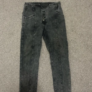 Skinny jeans grå - Hej, jag säljer mina Skinny jeans som är grå. De har fickor och knapp. De är helt nya. De funkar för båda L och M storlek