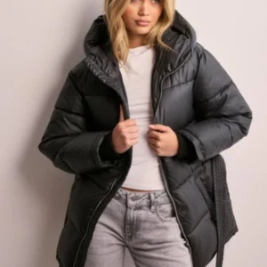 Vinterjacka - Säljer denna vinterjacka som är i storlek 38 och är ifrån Nelly. Knappt använd, pris går o diskuteras vid snabb affär!💕 Ny pris 799💕