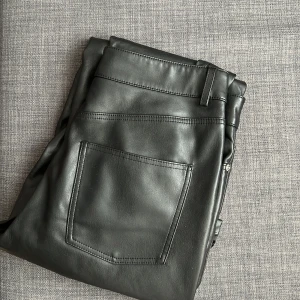 Byxor  - Säljer ett par byxor från Zara, använda fåtal gånger så väldigt bra skick (en defekt på bild 4) Passar mig i längden som är 166, skulle även säga att de passar storlek S