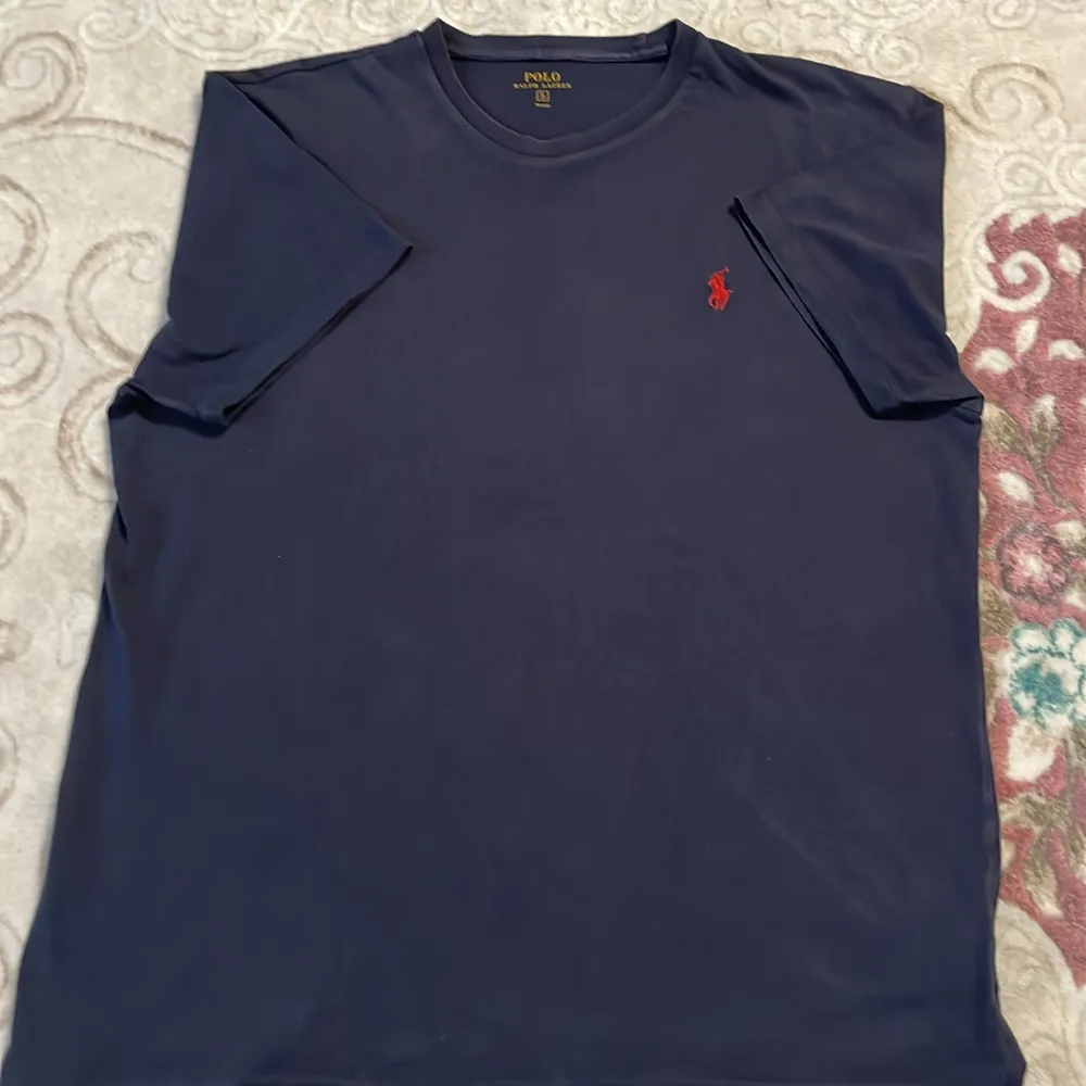 Helt ny och fin Polo Ralph lauren t-shirt som vill jag sälja för att den passade inte. Pris kan diskuteras!. T-shirts.