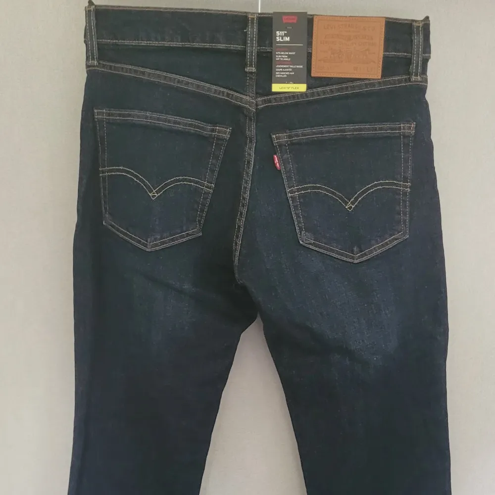 Säljer ett par snygga Levi's 511 Slim jeans i mörkblå färg. De är i nyskick och är aldrig använd alla tags finns kvar! Skriv vid frågor och funderingar! . Jeans & Byxor.