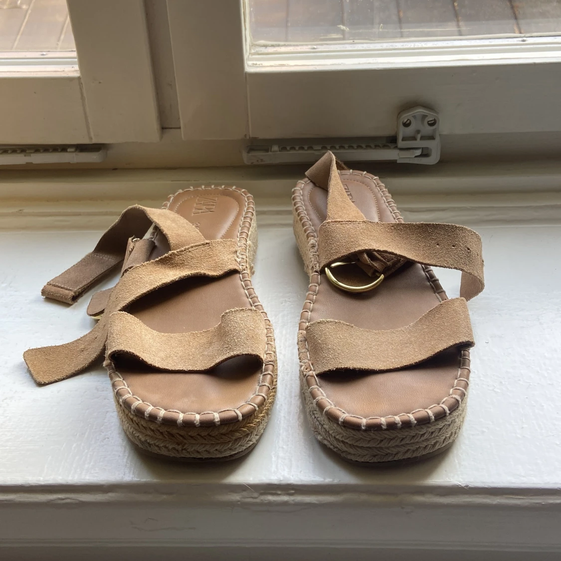 Beige sandaler från Zara