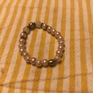 Rosekvarts halsband  - Väldigt fin Rosekvarts Armband, i fint skick. Säljes pga av felköp, är barn storlek 