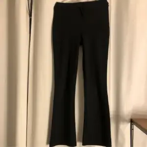 Säljer ett par bootcut mjukisbyxor, materialet är inte som yogapants utan lite tjockare, midjemåttet är ungefär 73cm🌸