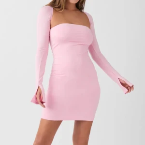 Gina tricot klänning  - Säljer denna fina klänning från Gina tricot. Storlek S helt ny med lappar kvar✨utsåld på hemsidan, vid snabb affär kan pris diskuteras🫶🏻
