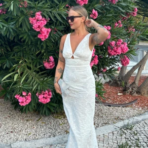 Adoore Nimes  - Måste tyvärr sälja min otroliga klänning från Adoore i stl 38 pga att den är snäppet för tight i midjan på mig. Använd vid två korta tillfällen utan spill så är i mycket fint skick!   Hämtas i Råsunda eller skickas mot fraktkostnad! 