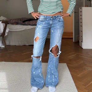 Låg midjade jeans  - Säljer dessa sååååå snygga låg midjade jeans🥰🥰