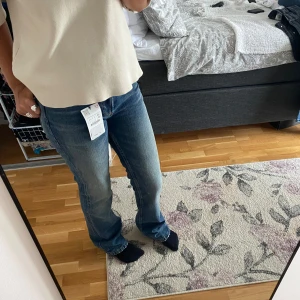 Jeans - Slutsålda helt oanvända jeans från zara med prislappen kvar!💞 