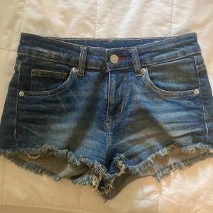 jättesnygga jeansshorts från h&m som är korta och midwaist/lågmidjade. säljer pga de är för små❤️