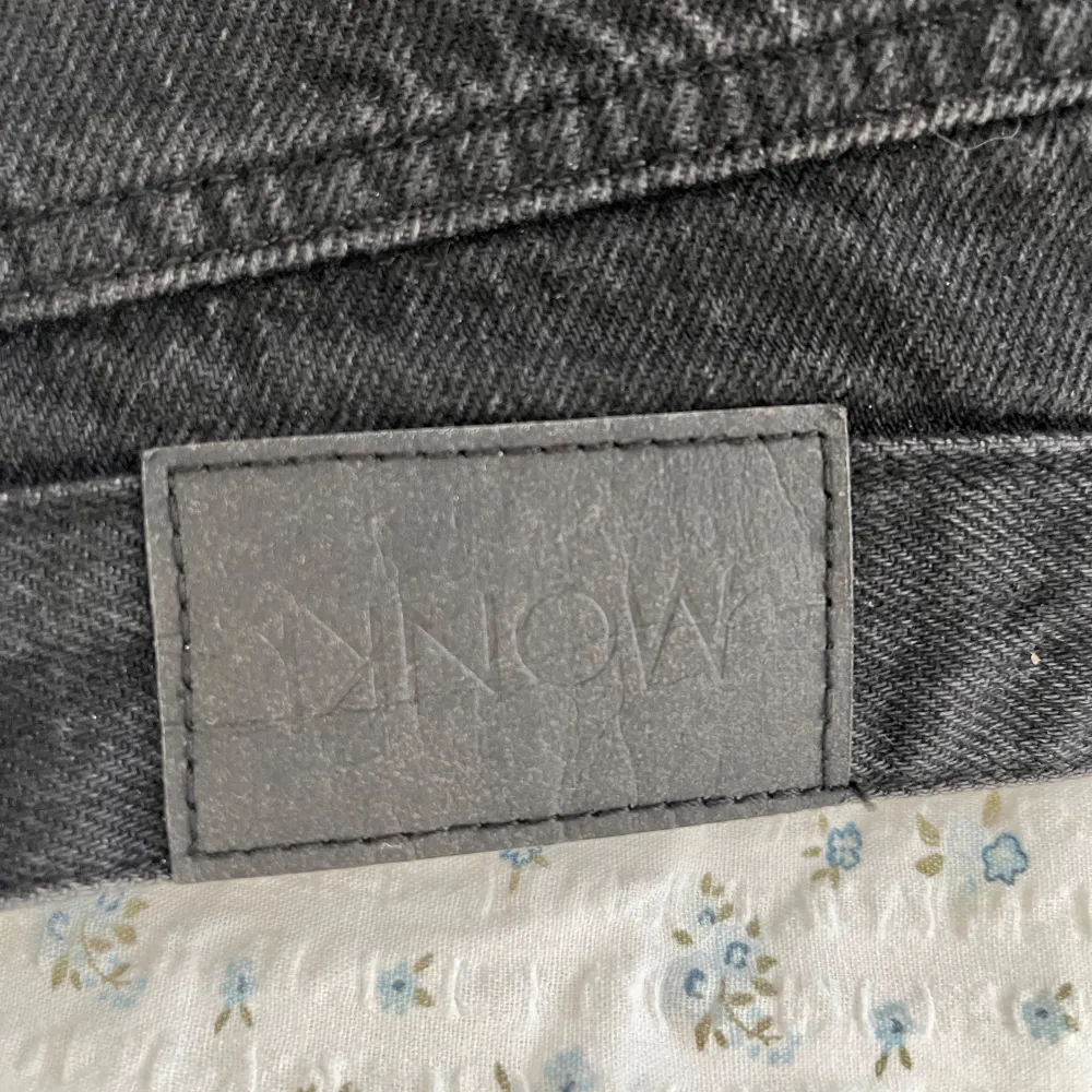 Svarta jeans från Monki i storlek 25. Fint skick💗. Jeans & Byxor.