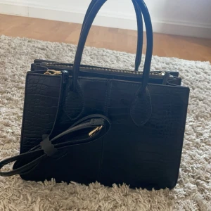 Svart handväska - Svart läder väska från glitter eller ur&penn, osäker