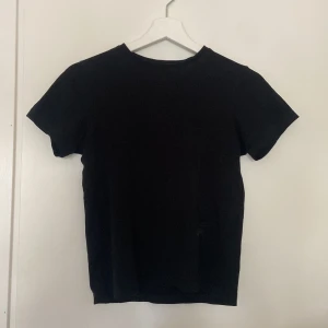 Svart t-shirt  - Svart t-shirt med storlek 134/140 (9-10 y/o ) från märker Cubus☺️