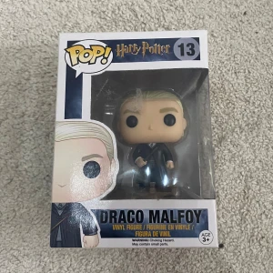 POP figur DRACO MALFOY - Köptes på GameStop några år sen och har bara legat på en hylla. Figuren är i bra skick men lådan har nått slagt smuts på (se sista bild). 