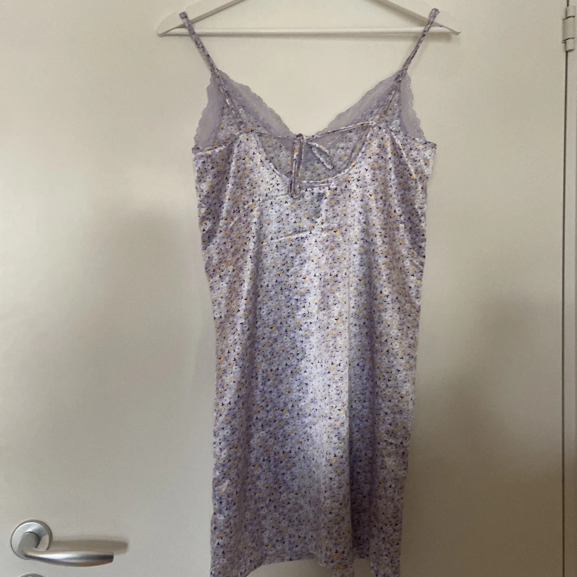 Ljuslila blommig klänning från H&M Divided - 90