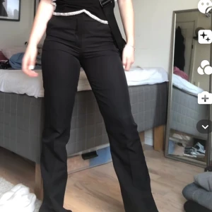 Kostymbyxor från bikbok  - Storlek 34 och bra skick (lite slitna längst ner på byxan) 💘💘