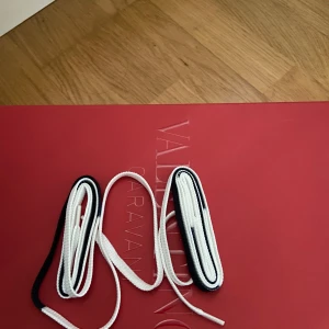 Mörkblåa valentino skor - Nu säljer jag mina Valentino skor. Det är använda men fortfarande i ett bra skick, gått upp lite på ena skon men inget som märks. Man kan få bort smutset enkelt då matrialet är i läder. Det tillkommer märkeskartong och ett par helt nya skosnören. 