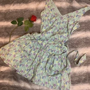 Blommor klänning  - *FÖREDETTA SÄLJARENS BILDER** Jätte fin klänning som var för lång för mig (är 162 cm) köpt på Vinted men aldrig använt! Skriv för mer bilder. 