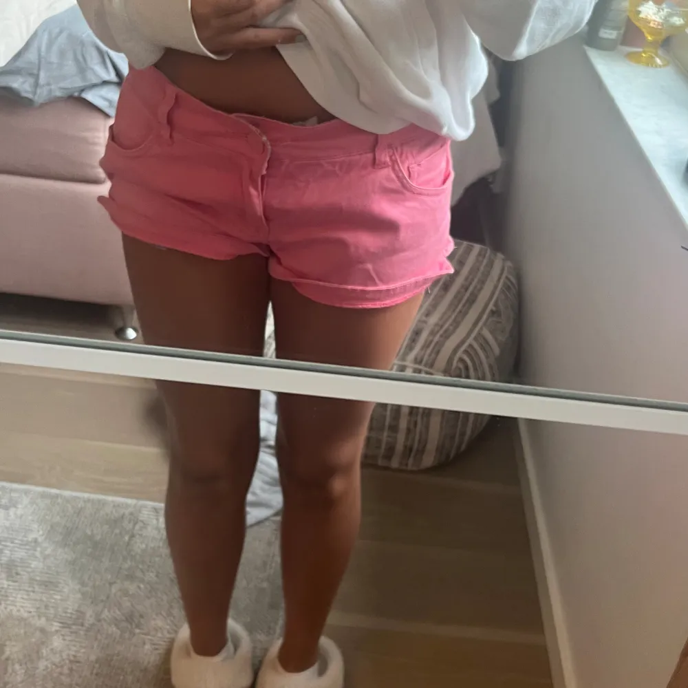 Lågmidjade rosa jeans shorts tidigare köpt begagnat via vinted.  Sytt in ett snöre i shortsen men går enkelt att dras bort om den inte skulle behövas😊 (se sista bilden). Shorts.