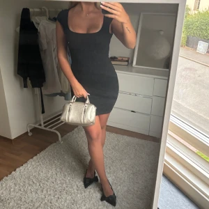 Kort svart klänning - Enkel svart kort klänning strl S 🩷🤍