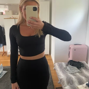 Svart sett - Säljer detta snygga svarta set, båda är i ribbat material. 