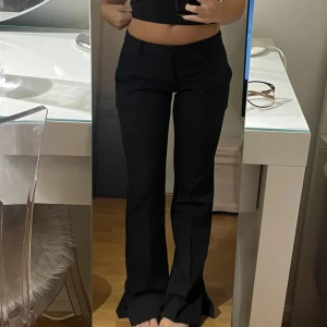 Bikbok lågmidjade kostymbyxor i modellen Vera - Ett av mina bästa köp men måste tyvärr sälja då dom inte passar längre. Storleken är 24 men skulle nog säga att de passar de som brukar ha xs-s. Slits i benen och inga skador eller defekter alls. Köpta för 499 kan även tänka att byta mot storlek 36<3