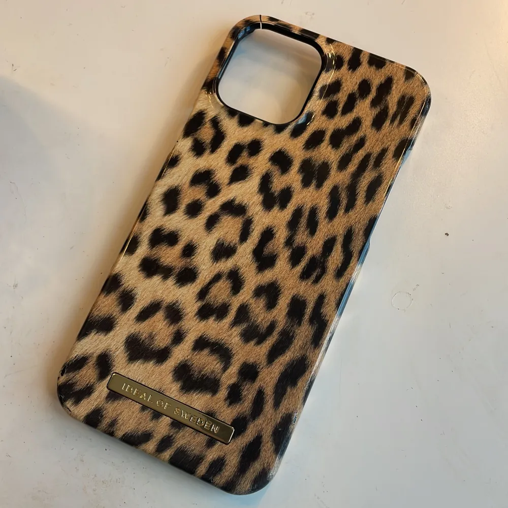 Leopard skal som passar iPhone 12 pro max, lite skavanker i hörnet men inget man tänker på❤️. Accessoarer.