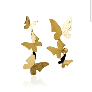 Ioaku fjärilsörhängen - Så så fina fjärilsörhängen från Ioaku. Säljer då de tyvärr inte används längre, fick i födelsedagspresent. Nypris 499kr. Betalningen sker via Swish och spårbar frakt 1-2 dagar, alternativ mötas i Stockholm 💕