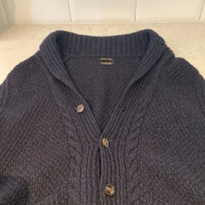 Massimo Dutti Kofta - Säljer nu denna asfeta Massimo Dutti koftan i ett gott skick! Storleken är S men kan passa M med! Nypris ligger på ca 1599kr❌ mitt pris endast 399kr✅ Hör av dig vid minsta lilla fundering!! 🙂😊