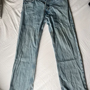 Weekday Jeans 31/32 - Säljer mina Weekday jeans, Dom har märken längs ner på byxorna samt ett slit märke på ena benet. 