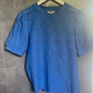 Blå blus - Säljer denna jätte söta blusen ifrån object 💕🔥🔥säljer pågrund av att den ej använda längre, toppskick! 