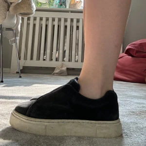 Supersnygga Eytys - Super snygga Eytys i model Doja. Perfekt nu till hösten!!🍁