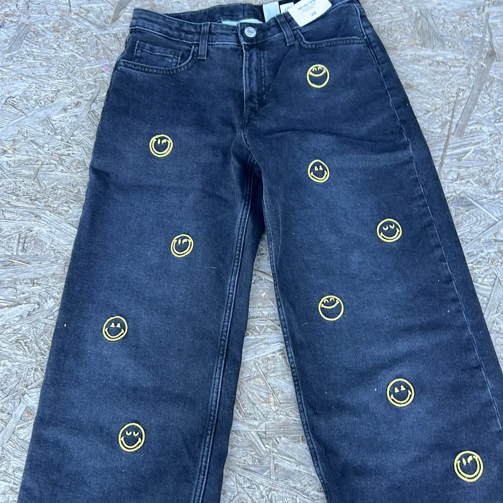 Wide leg jeans i storlek 158 aldrig andvänt så i jätte bra skick . Jeans & Byxor.