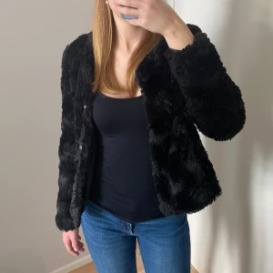 SVART FLUFFIG JACKA🖤 - Fin höst/vår jacka från VERO MODA. Knappar finns att stänga jackan. Storlek XS men skulle säga att den mer är storlek S.  Skriv ifall du har några funderingar ang plagget.😊