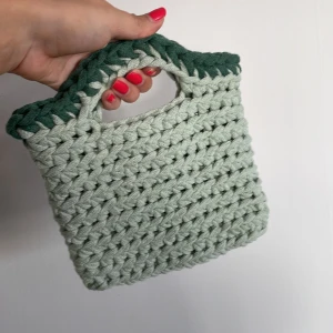 Virkad väska - Sage Green - Handgjord väska virkad i slittåligt ekologiskt bomullsgarn.  Mått: 19x18 cm