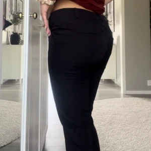 Bikbok kostym byxor - Brukar inte använda dessa + är för små för mig nu och är i jätte bra skick💕 de är i storlek 36 och köptes för 500kr❤️