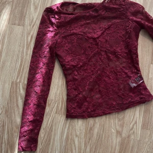 Röd topp - Jättefin röd topp, använd ett antal gånger men i fint skick, för liten för mig 