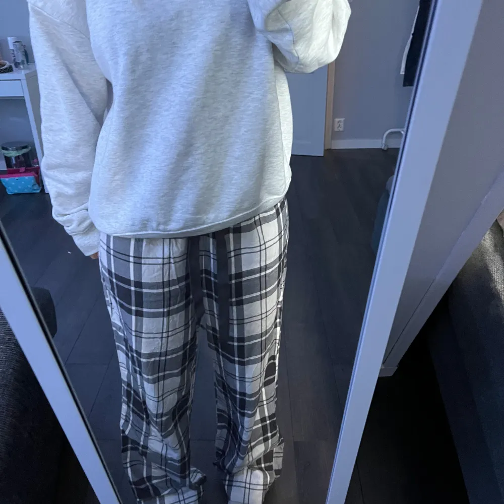 Rutiga pyjamas byxor super sköna men använder inte längre. Dom är inte lågmidjade men ja brukar ha dom som det. Stolek S men passar M också. Jeans & Byxor.