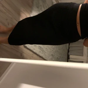 Ribbstickad svart kjol - Använd ett par gånger