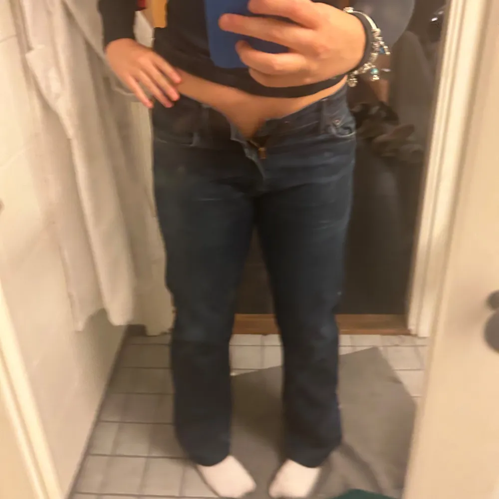 Jätte fina jeans som jag köpte för 1300 men säljer billigt eftersom använd många gånger (fortfarande jätte fint skick) Kom privat för mer bilder! Jeansen är helt äkta och väldigt snygga men då för små för mig💞. Jeans & Byxor.