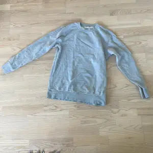 Väldigt snygg men är väldigt lång i storleken. Nypris: 115 USD. https://www.asket.com/us/mens/sweatshirts/sweatshirt-grey-melange