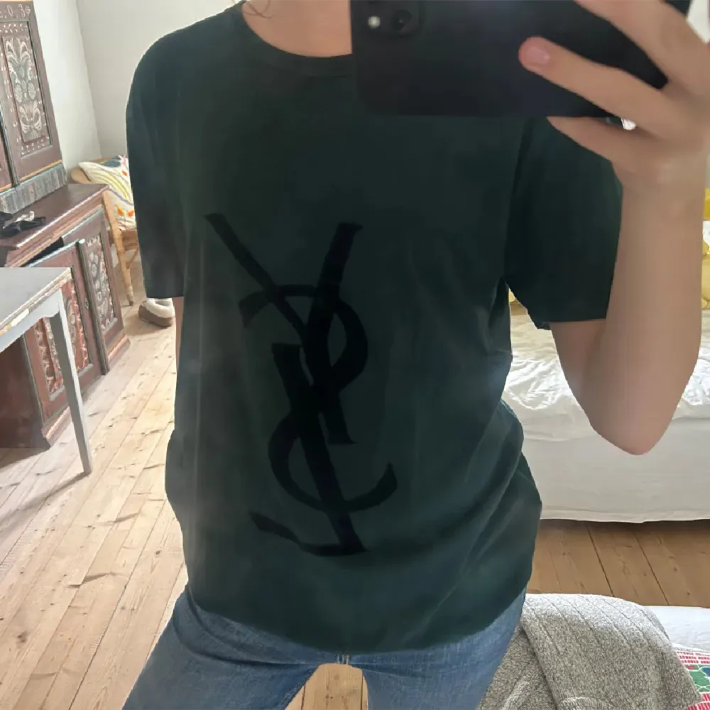 Intressekoll! Supersnygg ysl T-shirt med en jätte fin wash! Storlek L men sitter jätter bra på mig som är s/m. Har två super små hål men syns absolut inte på håll. Har även kvitto på beställningen och lappen kvar😊. T-shirts.