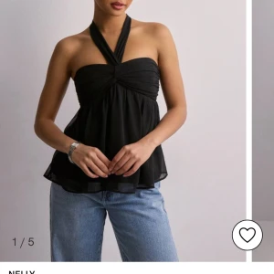 Dreamy chiffon topp nelly - Säljer då den tyvärr inte passade mig. Säljer även samma topp i vit💕 Aldrig använd med alla lappar kvar. Nypris 349kr. Helt slutsåld