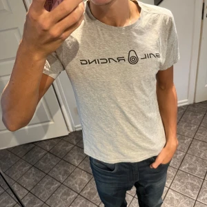 sail racing tröja - Säljer min sail racing tröja som är i mycket bra skick för jag inte använder den längre. Den är i storlek 170 men passar mig som vanligtvis har S. Kom gärna med prisförslag!!